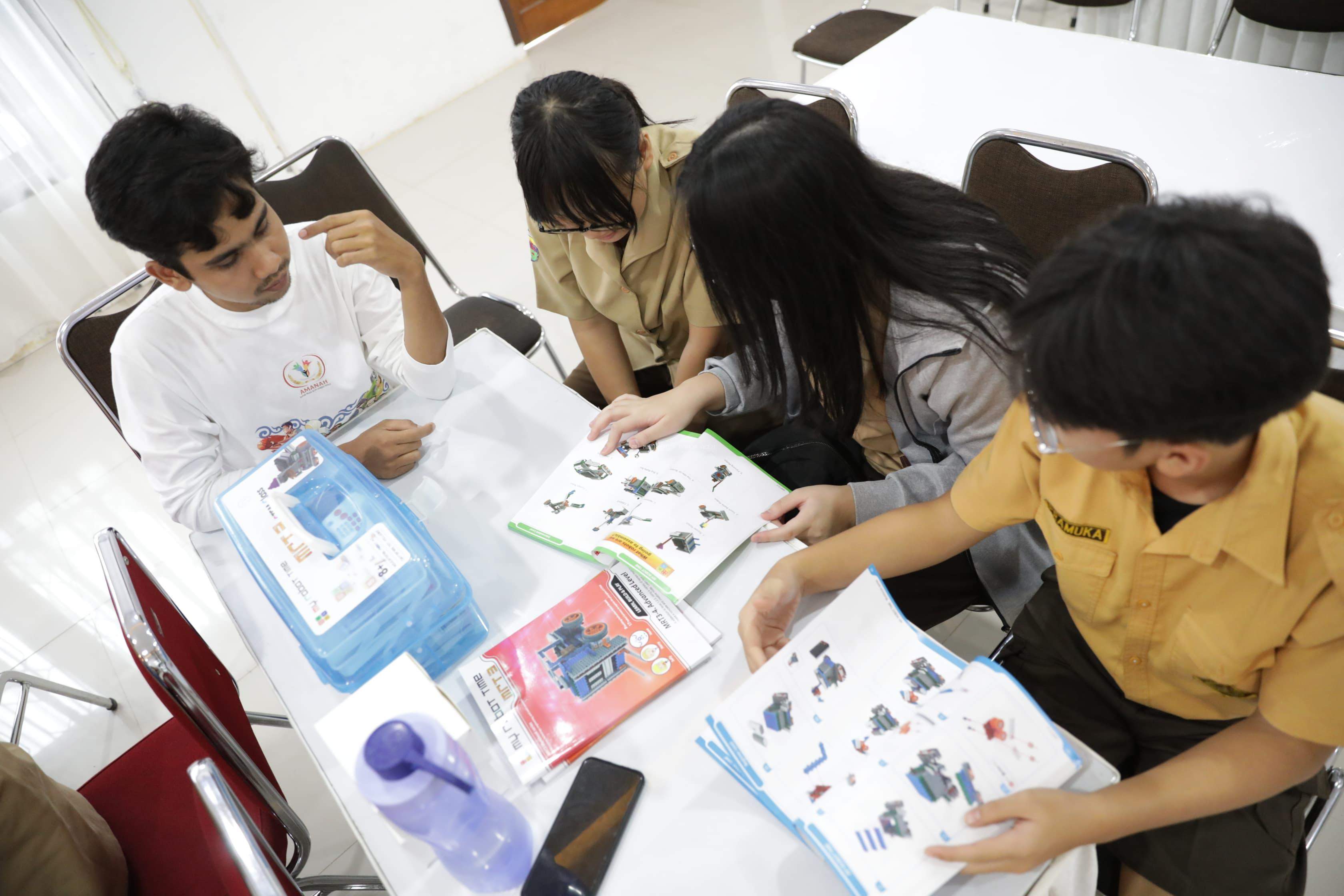 Dua TIM SMP Methodist Melakukan Kegiatan Coaching Clinic Untuk Lomba Robotic (Amanah X Pike Robotic)